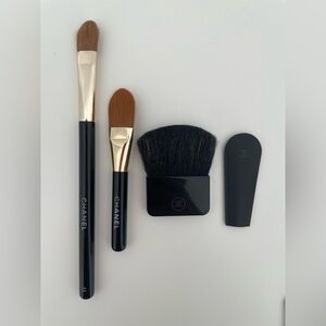ASSORTED CHANEL MAKEUP BRUSHES & BRUSH COVER
